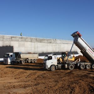 Carga y transporte de zahorra